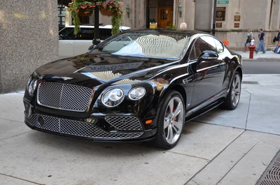 Bentley Continental GT 2016 en elegante negro estacionado elegantemente en las calles de la ciudad.