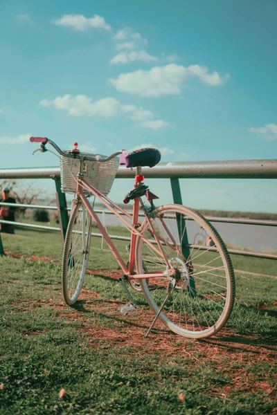 Bicicleta rosa vintage encostada em um corrimão