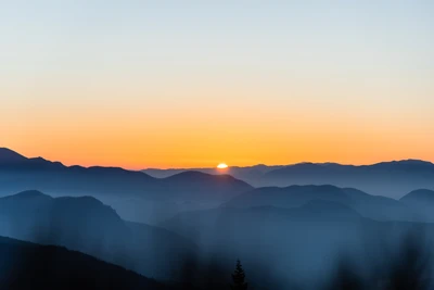 Gelassener Sonnenaufgang über dem nebligen Berg-Horizont