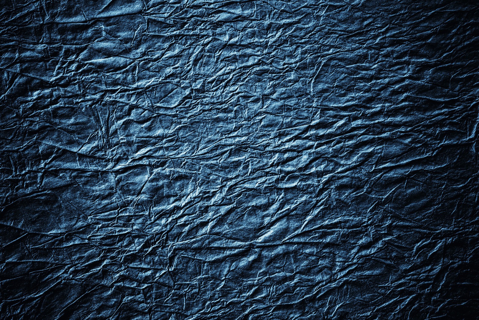 Um close de uma textura de papel azul amassado (textura, design, azul, água, preto)