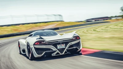 Динамичный кадр стильного McLaren P1, который движется по гоночной трассе, демонстрируя свою аэродинамическую конструкцию и производственные возможности.