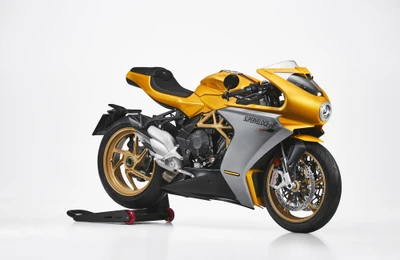 2021 MV Agusta Superveloce: Поразительный золотой и серебряный спортивный мотоцикл на белом фоне