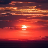 Lebendiger Sonnenuntergang über ruhigem Horizont