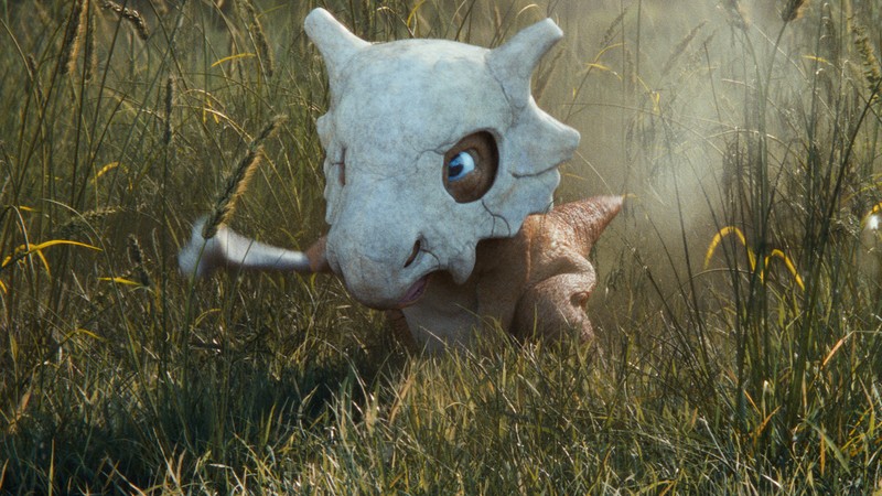 В поле белое животное с белой маской (cubone, покемон детектив пикачу, pokemon detective pikachu, фильм)