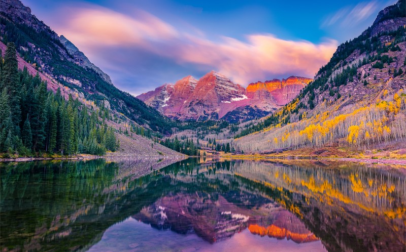 Горный пейзаж с озером и деревьями на переднем плане (марун беллс, maroon bells, колорадо, colorado, эльк монтейнс)