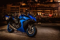 2022 Suzuki GSX S1000GT: Elegancia Nocturna en Azul