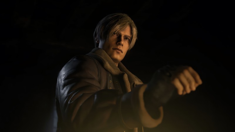 Крупный план человека с фонарем в темной комнате (леон с кеннеди, leon s kennedy, resident evil 4 ремейк, видеоигра, re4)