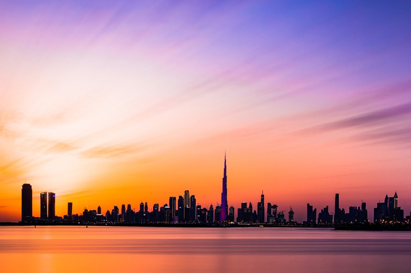 Арабский вид на городской горизонт на закате с водоемом (город дубай, burj khalifa, горизонт, силуэт, городской пейзаж)