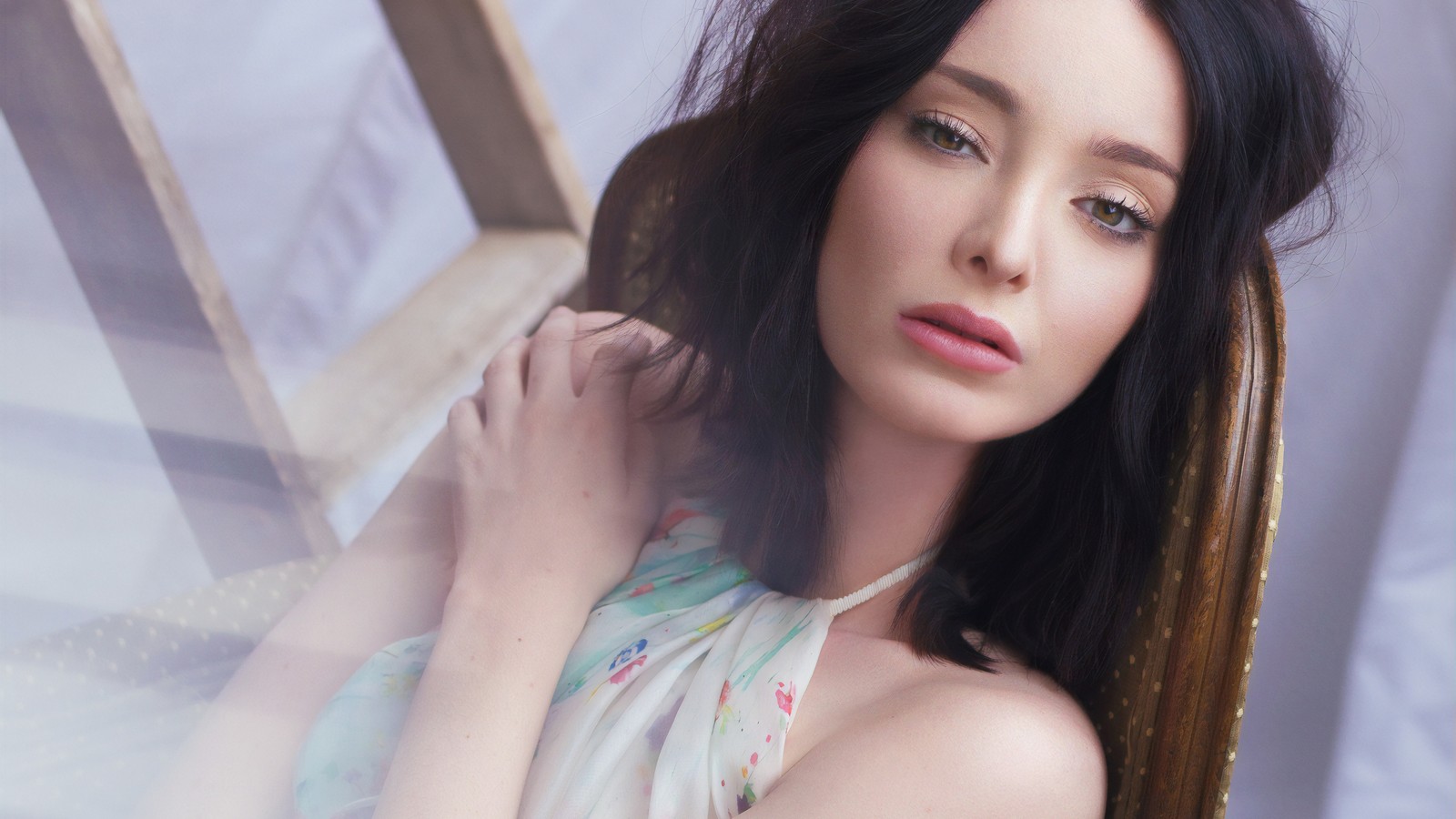 Femme arafed avec de longs cheveux noirs et une robe blanche (emma dumont, actrice, célébrité, femmes, filles)