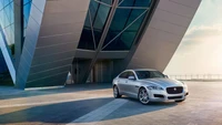 Jaguar XF 2016 en argent, garé élégamment à côté d'une architecture moderne