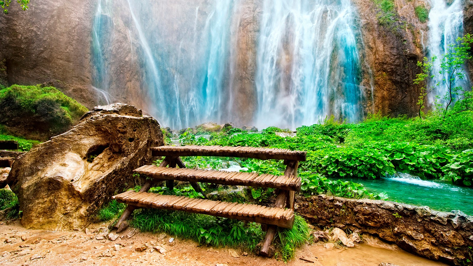 Cascada con un banco frente a ella y una cascada al fondo (cascada, naturaleza, recursos hídricos, agua, reserva natural)