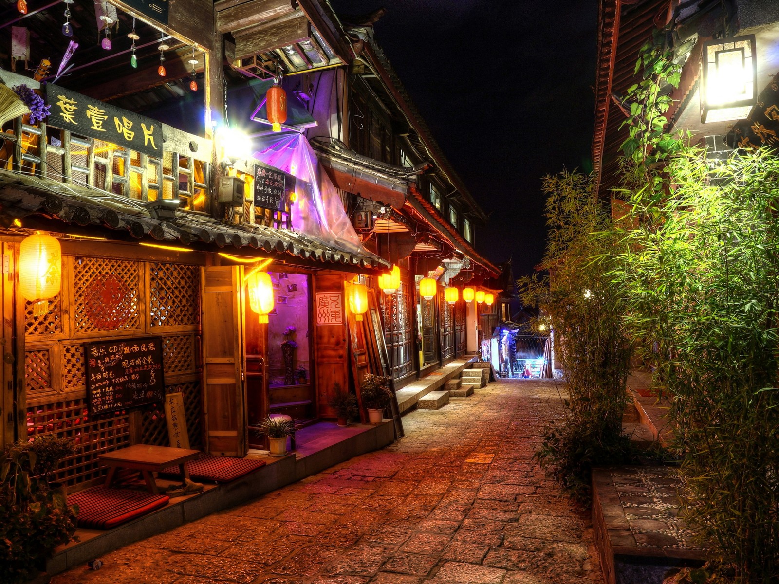 Vista tropical de una calle con un edificio y muchas luces (noche, pueblo, calle, callejón, lijiang)