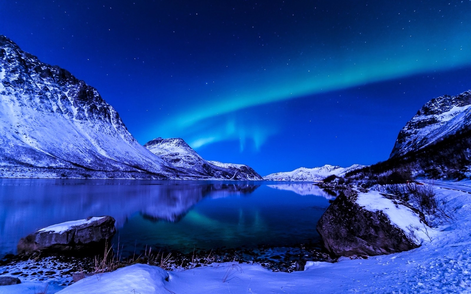 Uma vista da aurora boreal sobre um lago de montanha com neve (natureza, inverno, atmosfera, noite, neve)