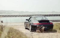 Elegante carro esportivo Porsche 911 à beira da água