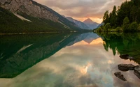 Reflexo da montanha Thaneller no lago Plansee, Áustria