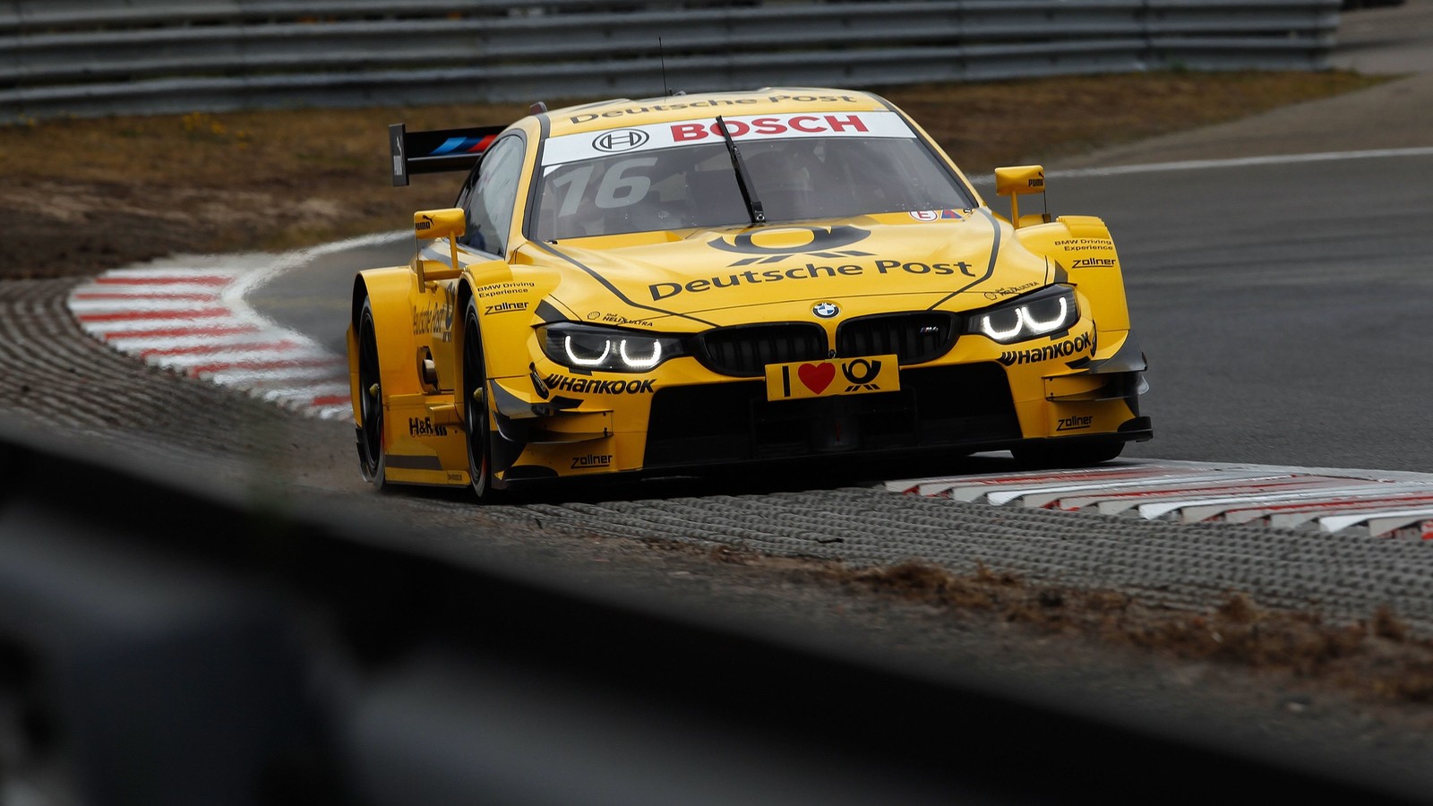 Um close de um carro de corrida bmw amarelo na pista (corrida de carros de turismo, carro de turismo, carros, corrida de carros esportivos, bmw m)