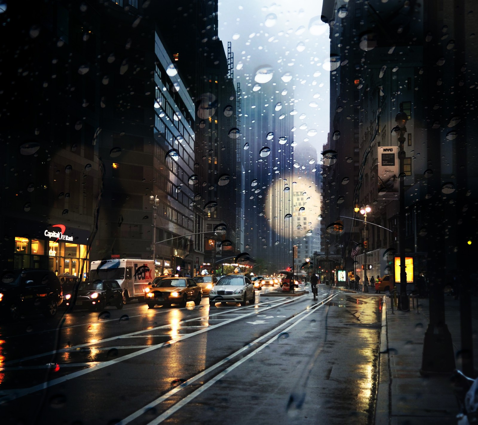 Calle urbana árabe con coches y autobuses en un día de lluvia (américa, genial, nuevo, nueva york, new york city)