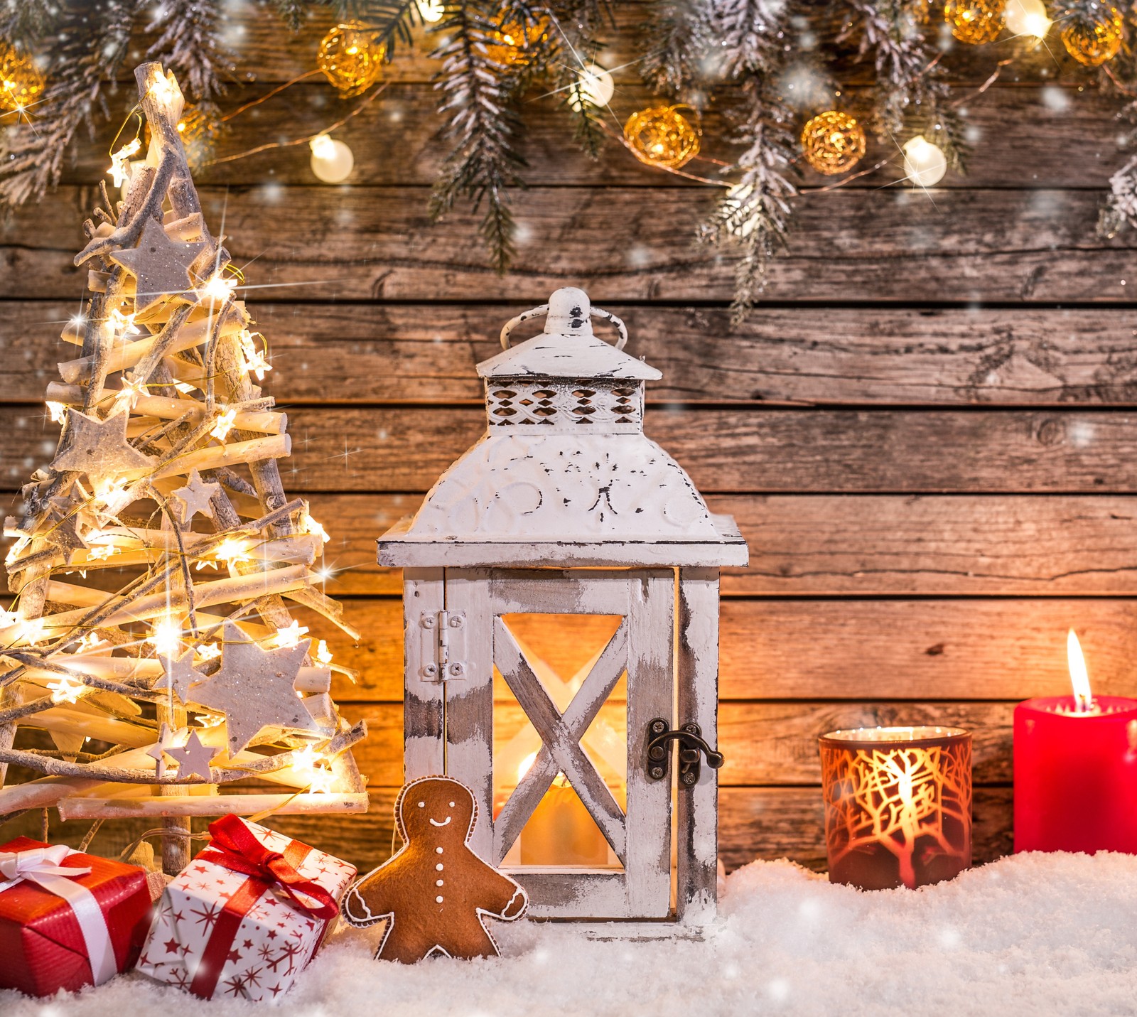 A white lantern with a gingerbread and a gingerbread on a snowy day (christmas, decoration, lantern)