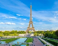 Torre Eiffel contra um céu azul claro em Paris