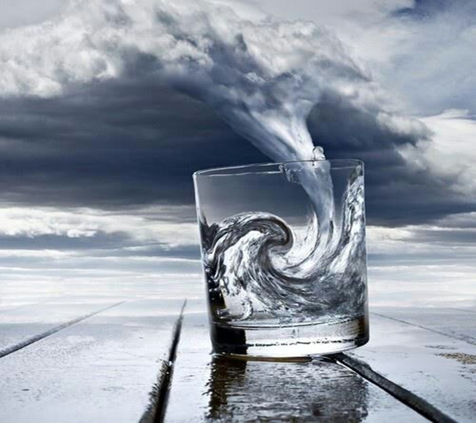 Arafed glass of water with a wave coming out of it (abstracto, naturaleza, paisaje, sprigamelvirus)