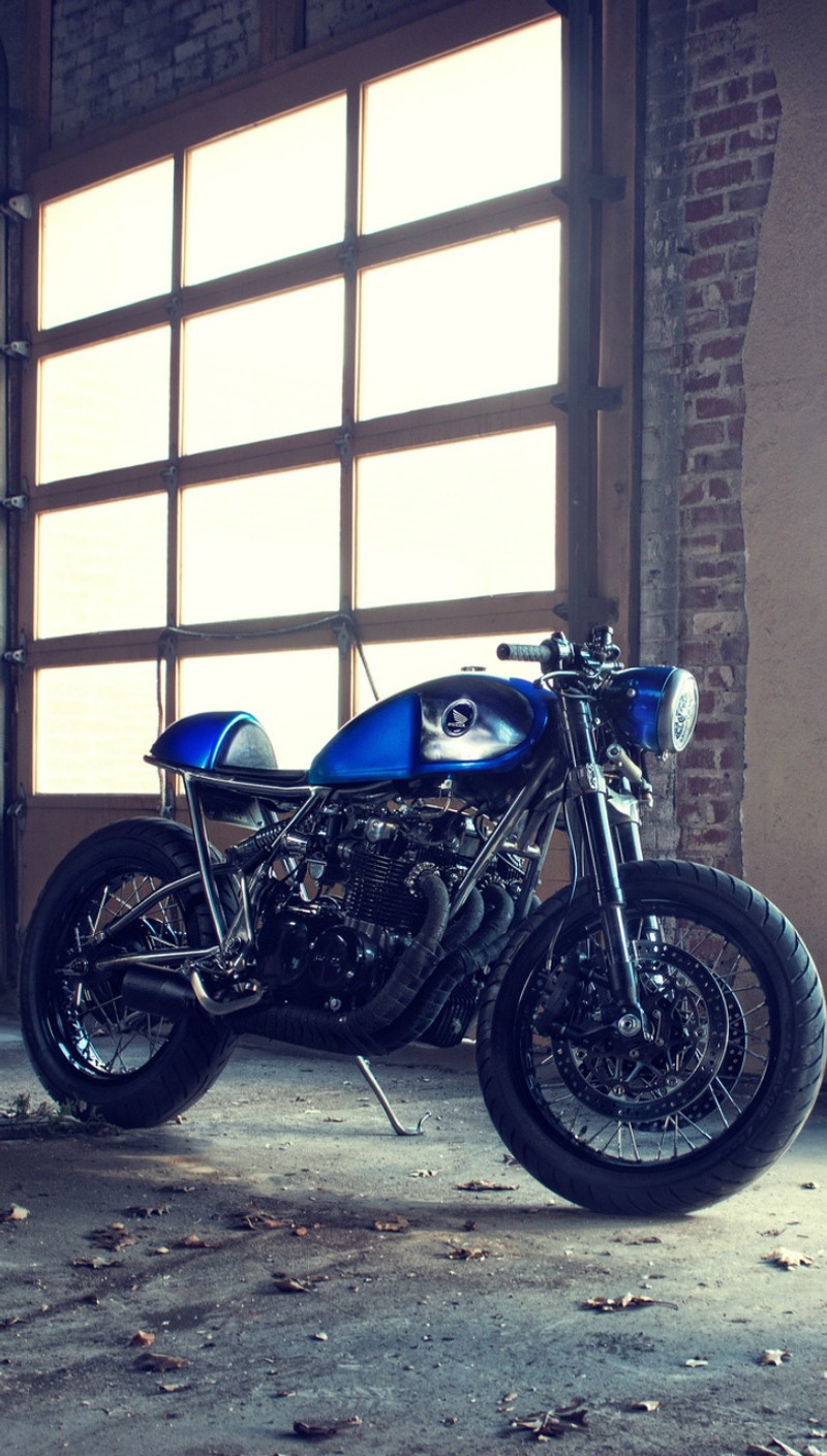 Мотоцикл припаркован в гараже с большим окном (blue motorcycle, кафе рейсер, cafe racer, мото, moto)