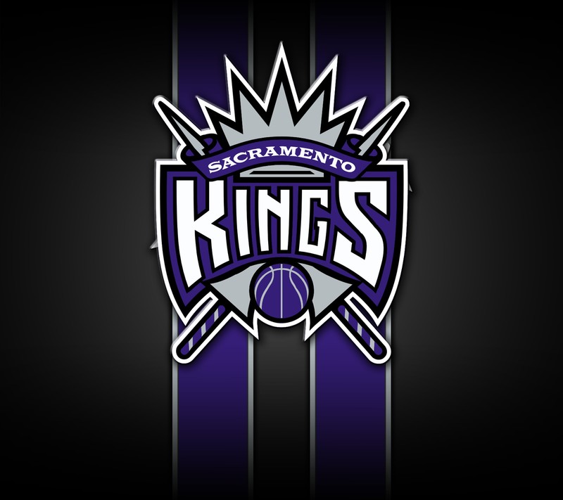 Логотип sacramento kings на черно-фиолетовом полосатом фоне (баскетбол, короли, nba, sacramento)