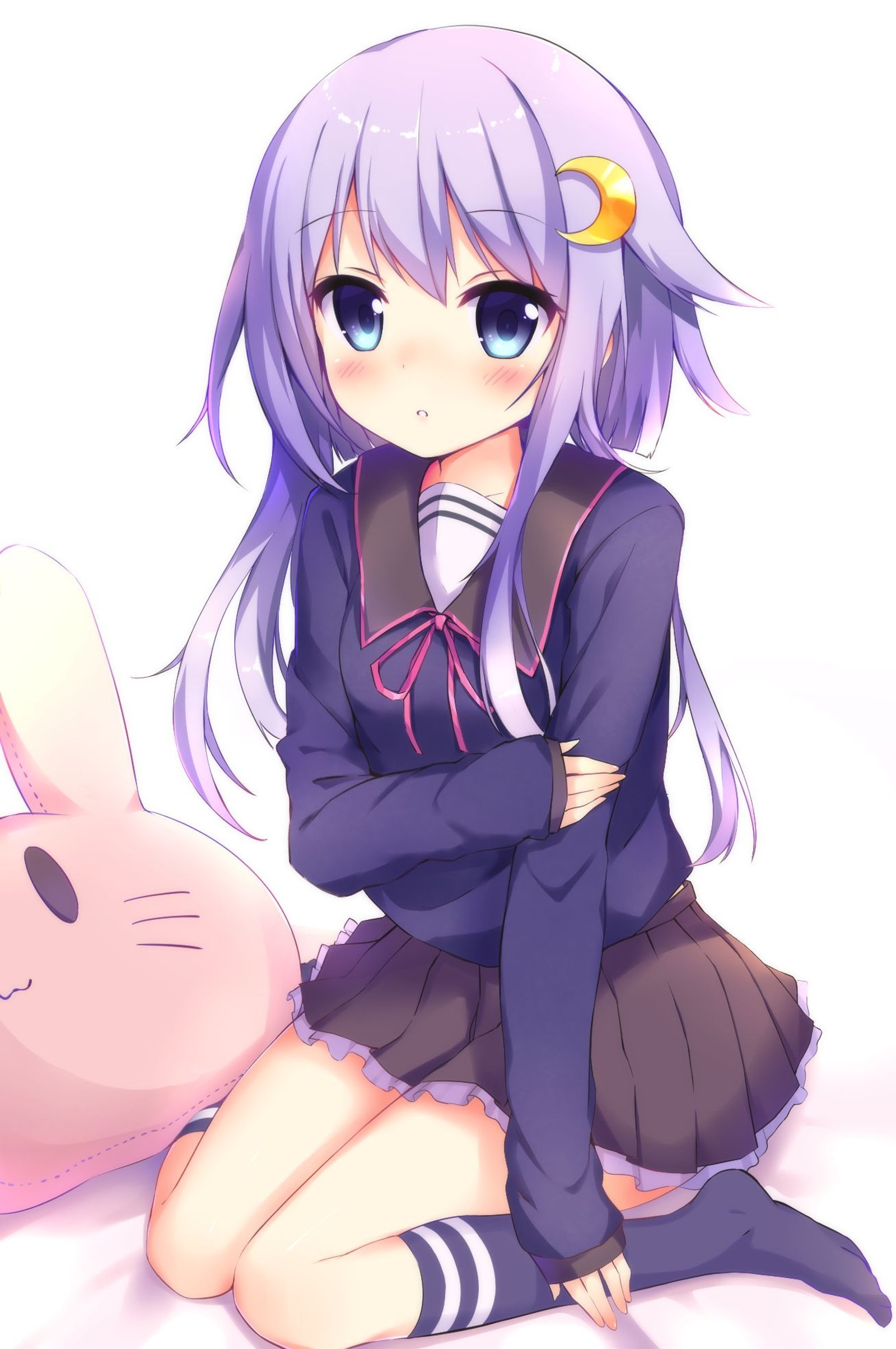 Una chica de anime sentada en el suelo con un peluche (escuela, niña, púrpura, anime)