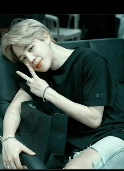 Jimin do BTS Posando Brincalhão em Roupa Casual