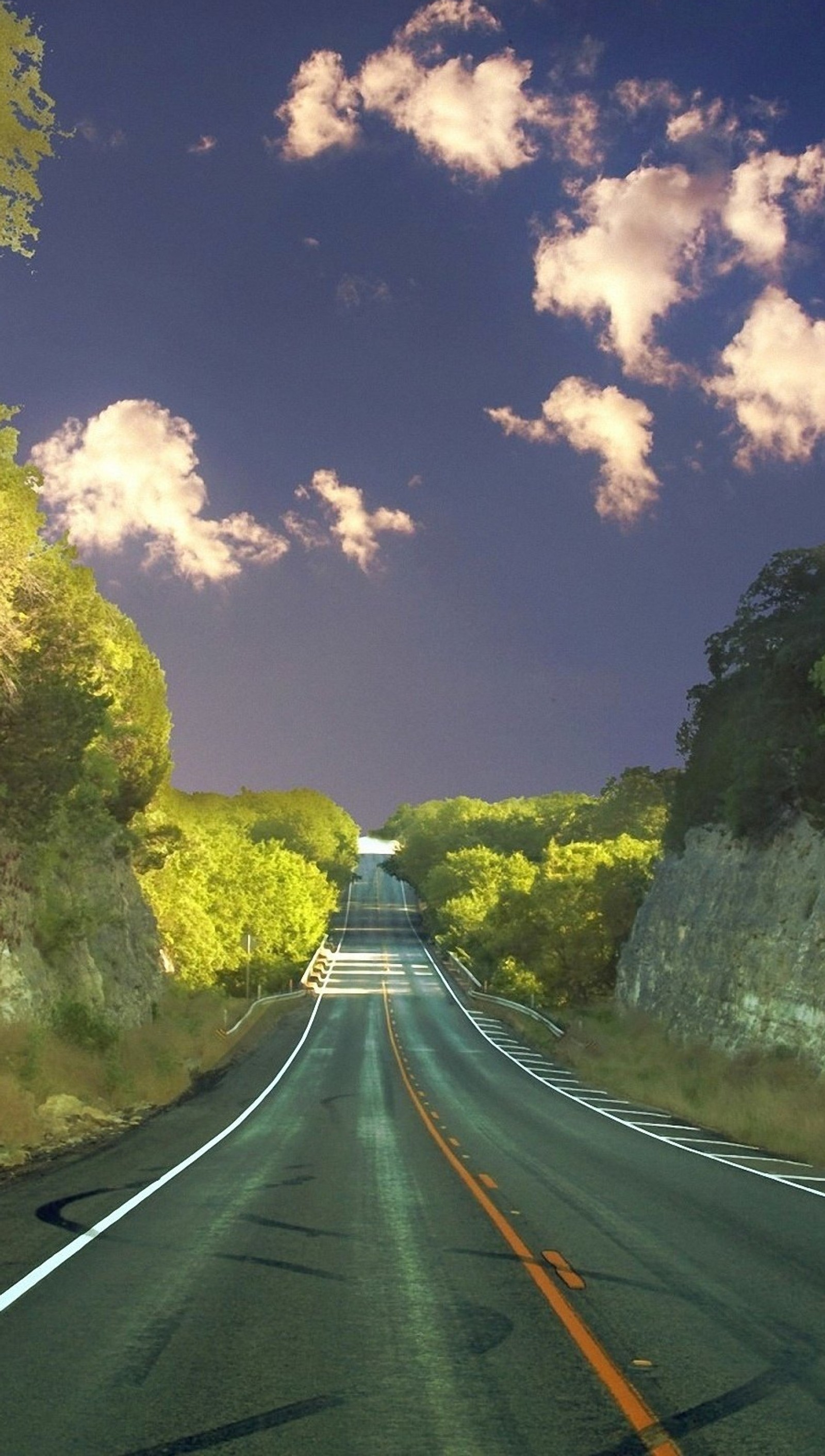 Il y a une image d'une route avec un camion dessus (incroyable, beauté, route, ciel)