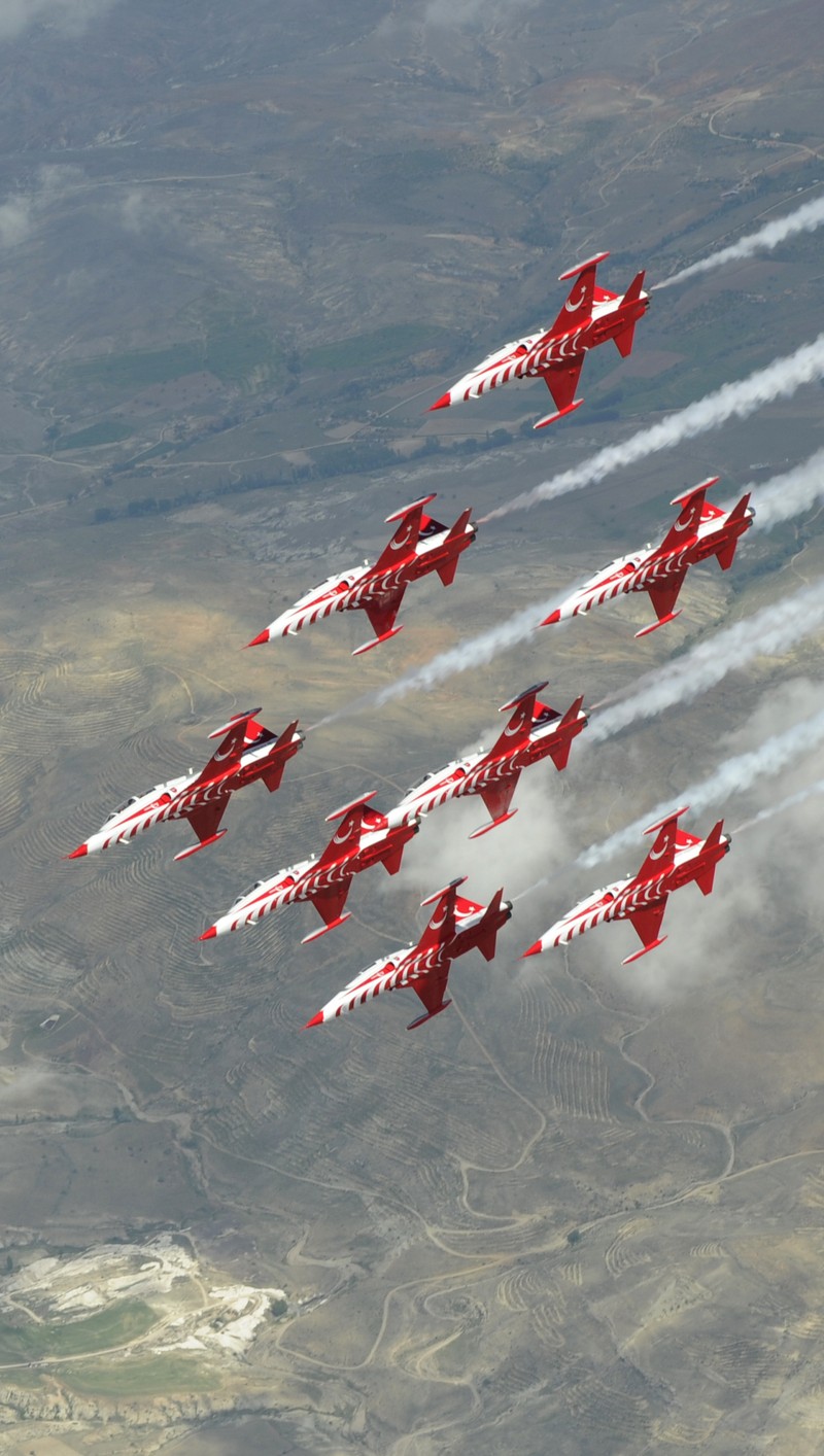 Formation de jets rouges et blancs volant en formation (étoiles, étoiles turques)