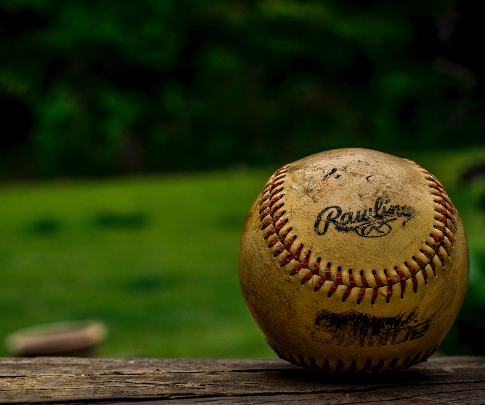 Um close de uma bola de beisebol em uma mesa de madeira (todos, beisebol, estrela, zedgeballallstar)