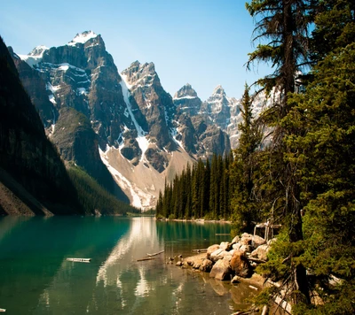 Lago sereno rodeado de majestuosas montañas y bosques exuberantes