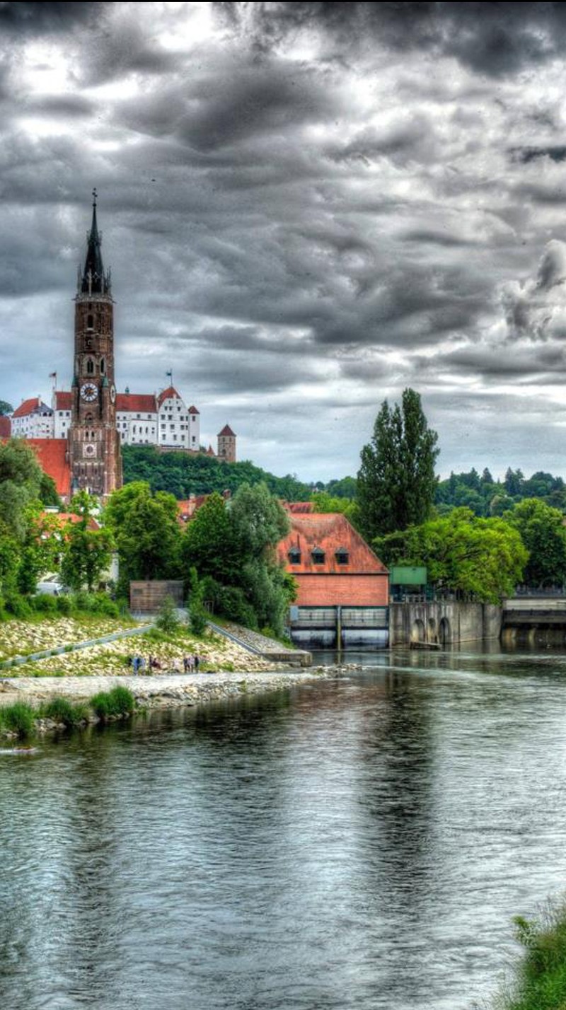 Облачное небо над рекой с церковью и мостом (бавария, байерн, bayern, германия, ландсхут)