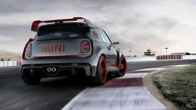 Динамичный концепт-автомобиль Mini John Cooper Works на треке на Международном автосалоне в Германии