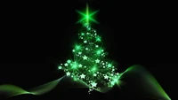 Árvore de Natal verde iluminada com estrela e enfeites brilhantes