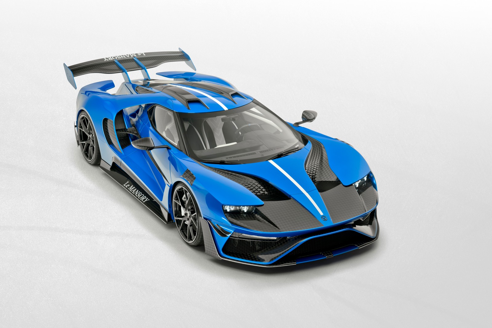 Eine nahaufnahme eines blauen und schwarzen sportwagens auf einer weißen oberfläche (mansory le mansory, 8k, ford gt, weißer hintergrund, 2020)