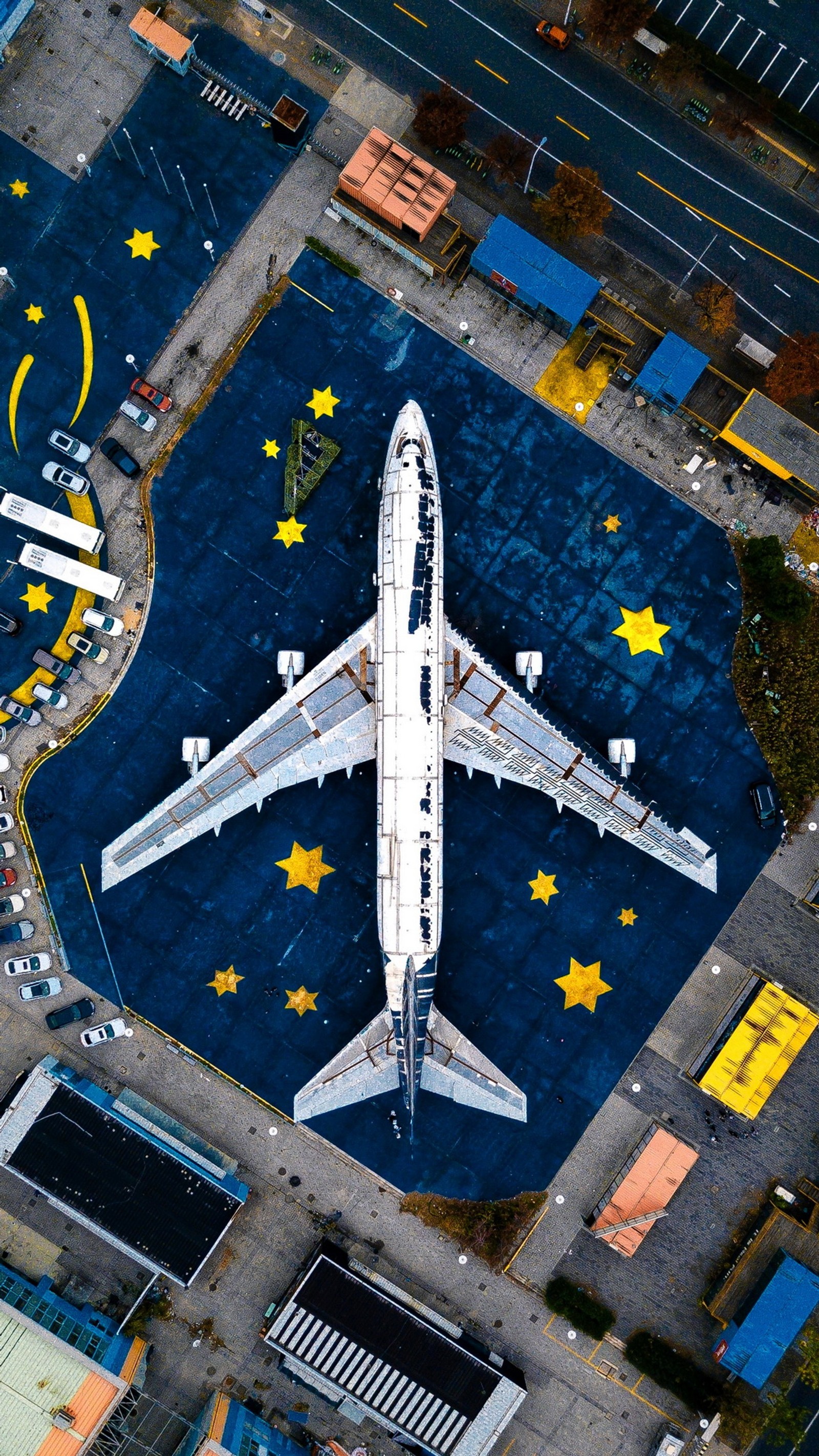 Vista aérea de um avião pintado com a bandeira europeia (aeronave, viagem aérea, aeroporto, viagem, linha)