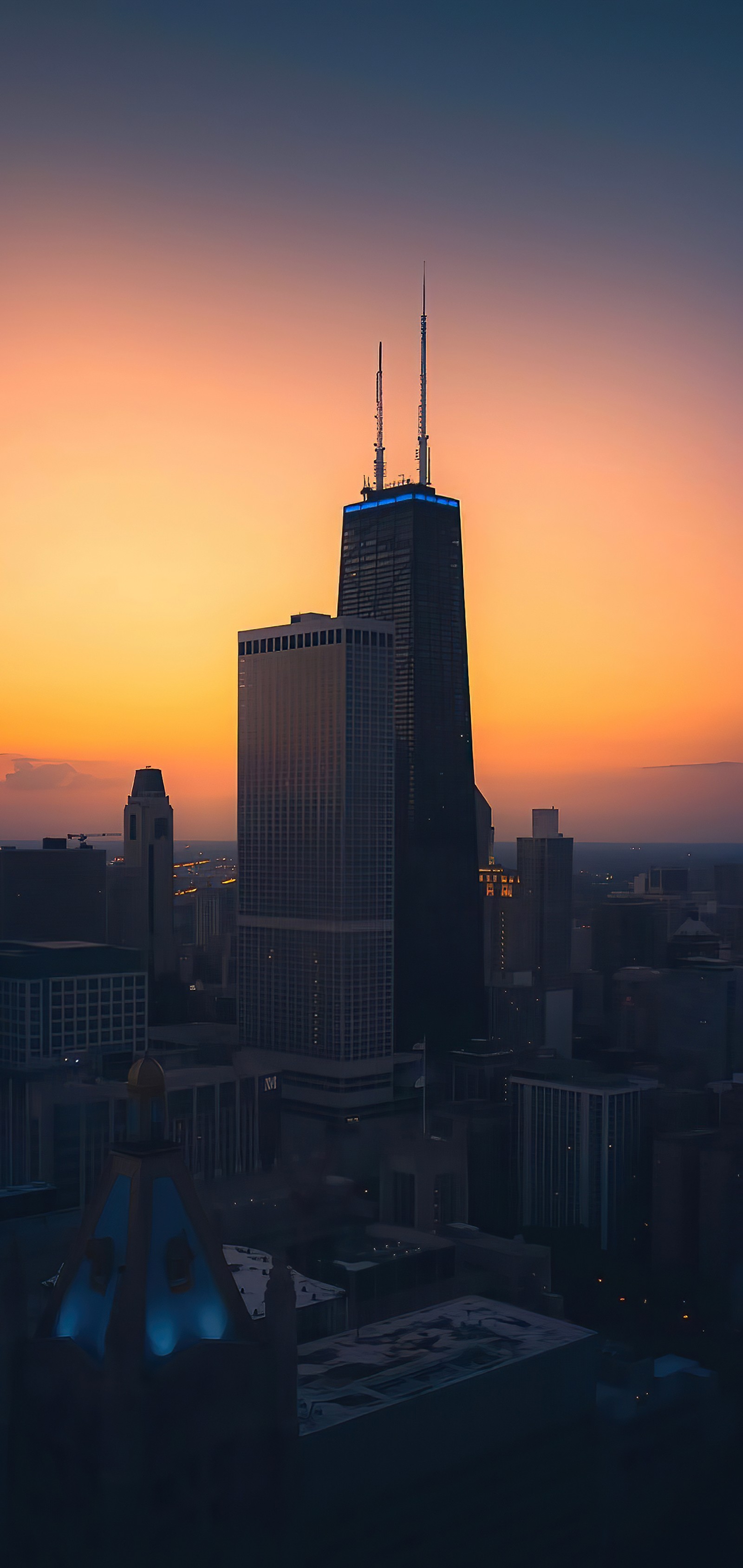 Silhouette del horizonte de una ciudad al atardecer con una torre del reloj (chicago, rascacielos, nissan skyline gt r, edificio, atmósfera)