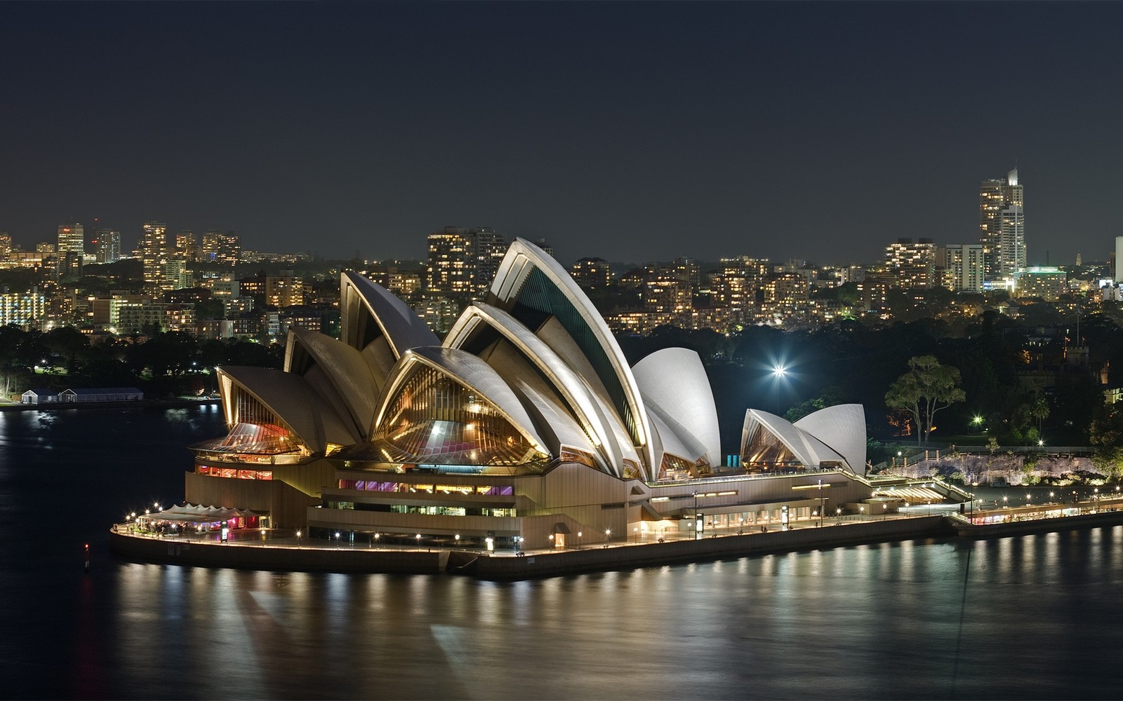 Vista aérea de la ópera de sídney de noche (ópera de sídney, sydney opera house, puente de la bahía de sídney, hito, paisaje urbano)