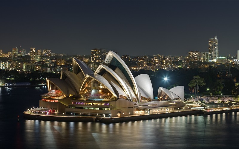 Вид на сиднейский оперный театр ночью (сиднейский оперный театр, sydney opera house, мост сиднейского залива, достопримечательность, городской пейзаж)