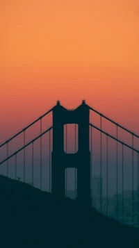 Silhueta da Ponte Golden Gate contra o céu laranja do crepúsculo