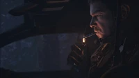 Chris Redfield em um carro escuro, fumando um cigarro em meio a uma atmosfera tensa.