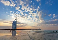 Ruhiger Sonnenuntergang am Burj Al Arab, Dubai: Ein friedliches Küstenerlebnis