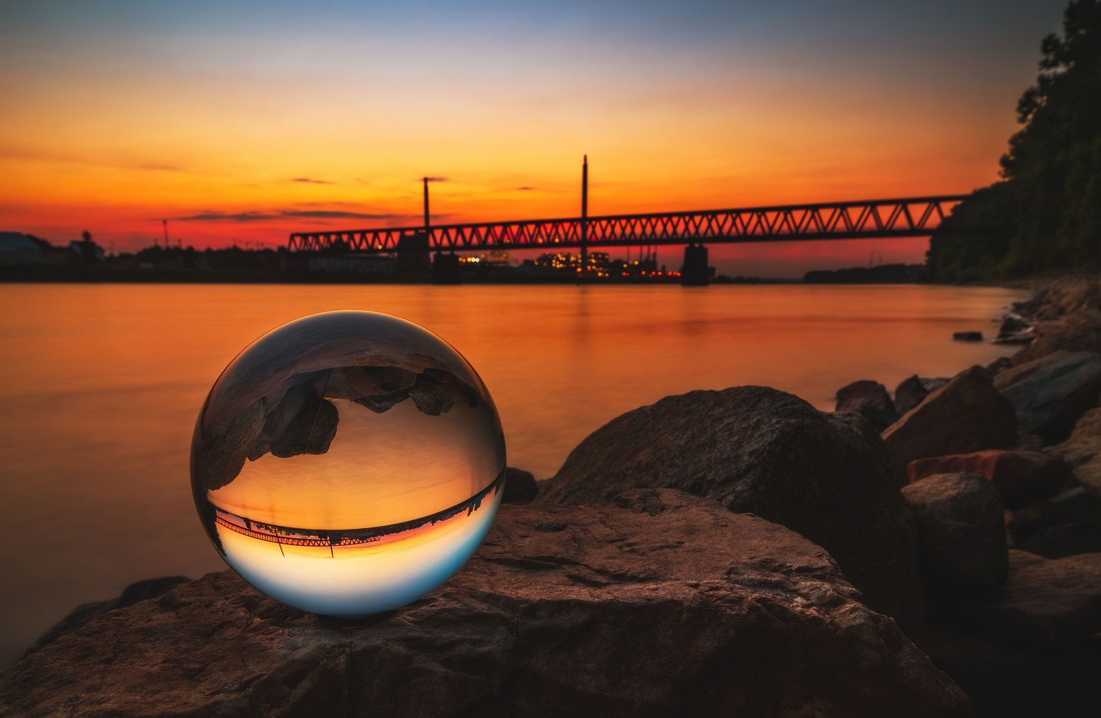 Téléchargez le fond d'écran boule de cristal, coucher de soleil, macro, pierres, pont