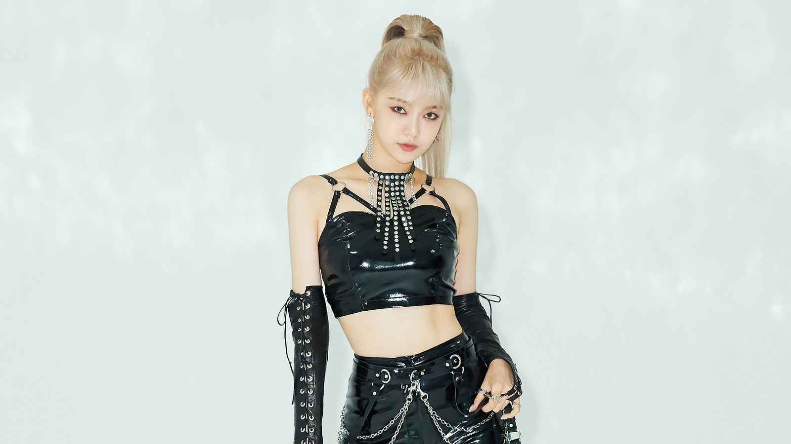 Un gros plan d'une femme en tenue noire posant pour une photo (everglow, 에버글로우, kpop, k pop, filles)