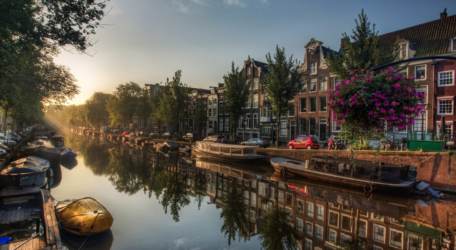 Вид канала с лодками и зданиями на заднем плане. (амстердам, amsterdam, водный путь, канал, отражение)