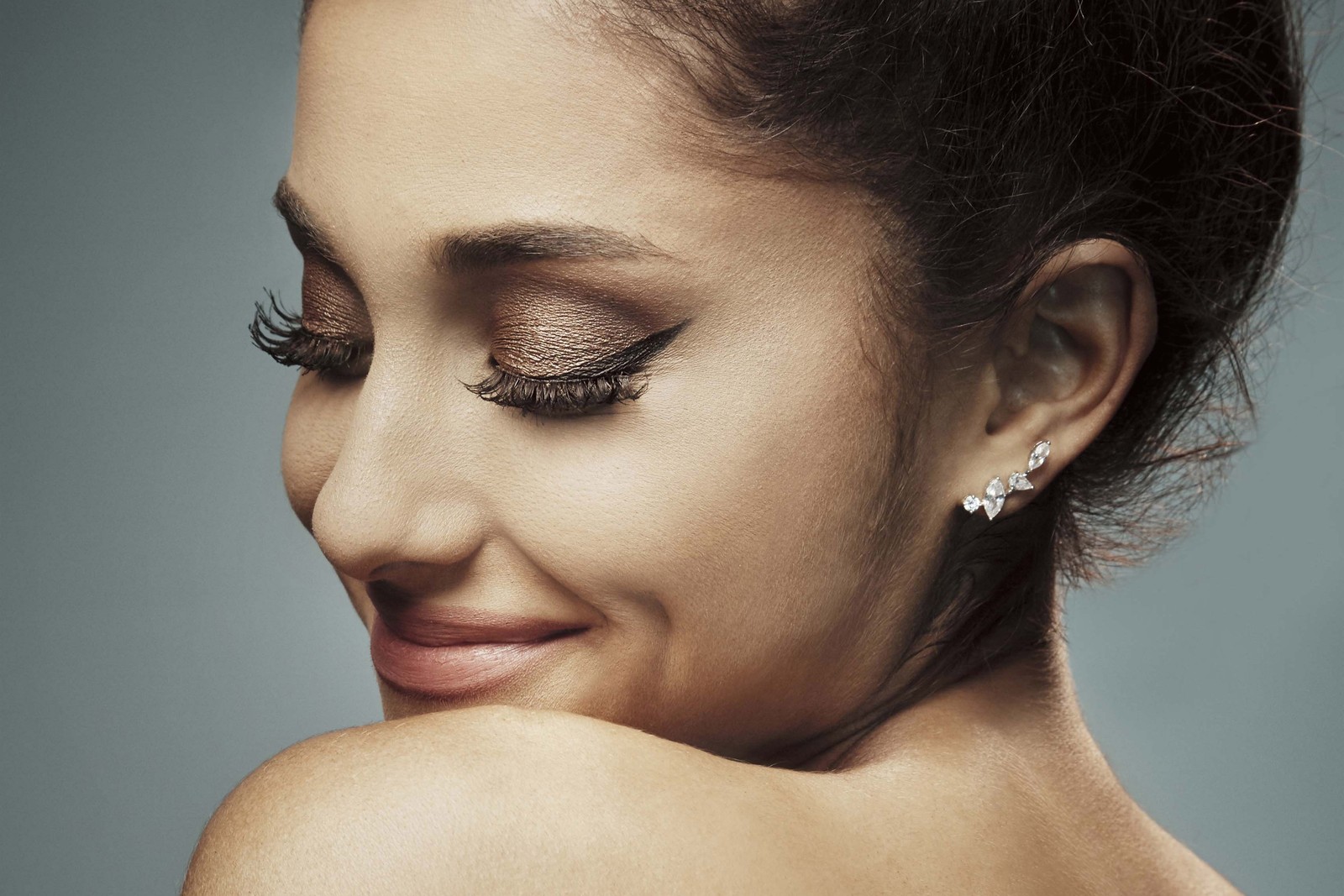 Un gros plan d'une femme avec un collier et des boucles d'oreilles en diamants (ariana grande, visage, cheveux, sourcil, cils)