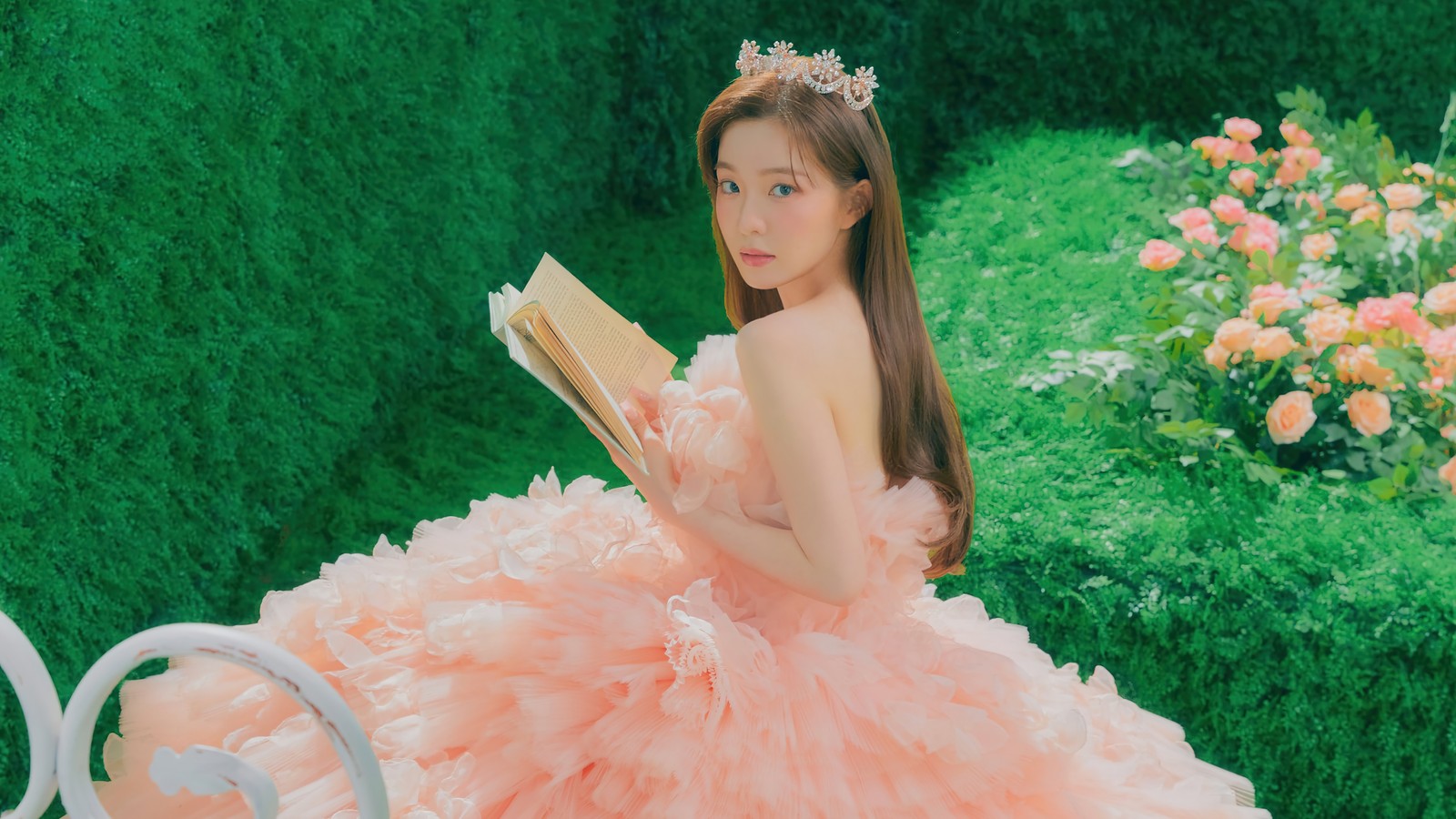 Una mujer con un vestido rosa sentada en un banco leyendo un libro (red velvet, kpop, 레드벨벳, festival reve 2022, coreano)