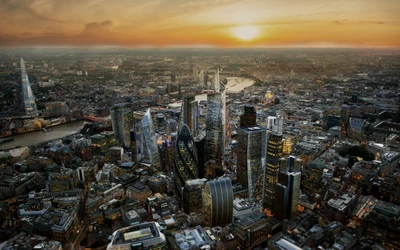 Londoner Skyline bei Dämmerung mit dem Shard und hohen Wolkenkratzern