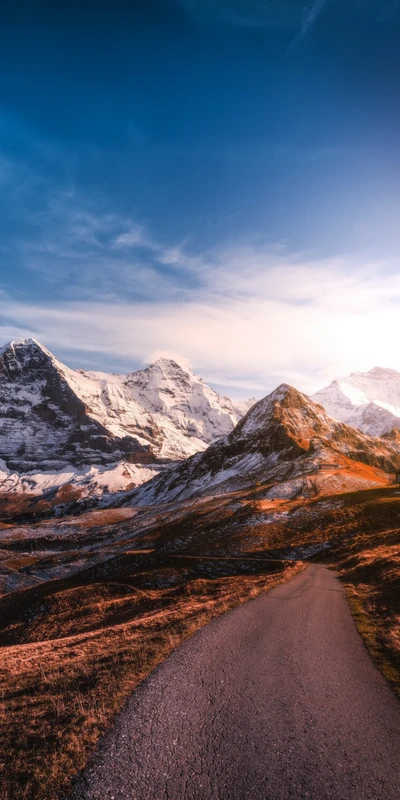 Amanecer sobre montañas cubiertas de nieve en Japón